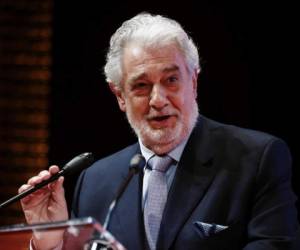 Imágenes de Plácido Domingo junto a otros de los cantantes del elenco fueron compartidas en las redes sociales. Foto: EFE.