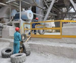 La empresa quema actualmente entre 130 y 150 neumáticos al día, y el objetivo es llegar a 400, con lo que espera reducir en un 5% su consumo de petróleo. Foto: Unión de Ferrocarriles de Cuba.