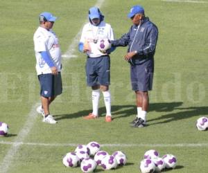 Amado Guevara y Roy Posas revisaron los balones junto a la utilería. Foto: Juan Salgado