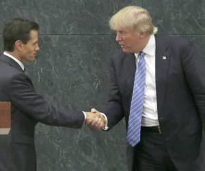 Los presidentes Donald Trump (de EE UU) y Enrique Peña Nieto (de México) conversaron una hora por teléfono en medio de las tensiones diplomáticas (Foto: AP)