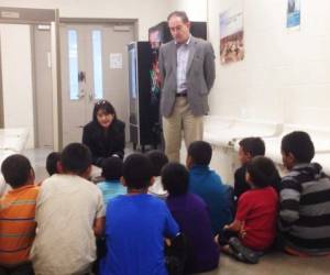 El embajador de Honduras en Estados Unidos, Jorge Milla Reyes, dialogó con los niños migrantes hondureños que se encuentran en el albergue de McAllen.