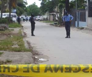 Los cuerpos de ambos hombres quedaron uno sobre otro en la entrada de una residencia, frente a un portón negro.