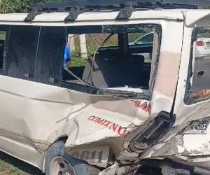 Así quedó el busito donde fue impactado por el turismo.