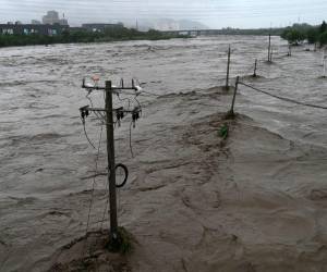 Esta imagen muestra una vista del río Yongding inundado, después de fuertes lluvias en el distrito de Mentougou en Beijing el 31 de julio de 2023.