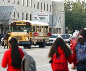 Estudiantes observan del otro lado de la acera mientras las autoridades responden a un tiroteo en la escuela secundaria Bellaire el jueves. Foto: AP.