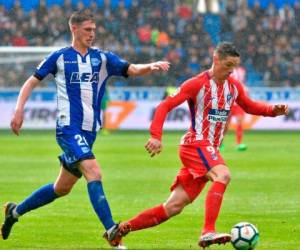 El delantero del Atlético de Madrid Fernando Torres desafía al defensa español del Alaves Adrián Diéguez durante el partido. Foto AFP