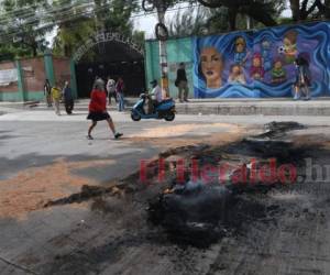 Los alumnos encapuchados quemaron llantas para realizar sus protestas enfrente del instituto. Foto Efraín Salgado| EL HERALDO