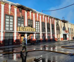 Esta fotografía tomada y publicada el 1 de octubre de 2023 por los Servicios de Emergencias 112 de la Región de Murcia muestra a un bombero caminando por la discoteca Teatre mientras al menos trece personas mueren en un incendio, en Murcia.