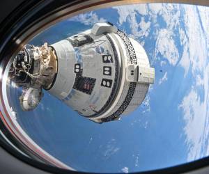 Fotografía sin fecha cedida tomada desde una ventana de la nave espacial SpaceX Dragon Endeavour donde se muestra a la cápsula Straliner acoplada al puerto delantero del módulo Harmony.