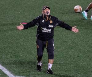 Diego Maradona vivió el partido sentado en un cómodo sofá en el banco de suplentes. Foto: Agencia AFP.