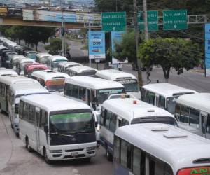 Los buseros irrespetan muchas normas viales en la capital, entre ellas no portar documentos.