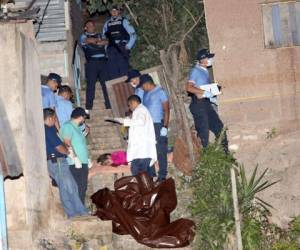 Al menos cuatro personas murieron e igual número resultaron heridas en la masacre cometida en un campo de fútbol de la colonia Villa Nueva, salida a oriente de la capital, foto: Alex Pérez / EL HERALDO.