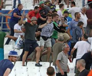 Los hinchas están acusados de participar en escaramuzas relacionadas con el partido Inglaterra-Rusia del 11 de junio en Marsella. Foto: AP