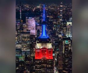 El Rockefeller Center, transformado en ‘Plaza de la Democracia’, transmite en vivo los resultados de la noche electoral.