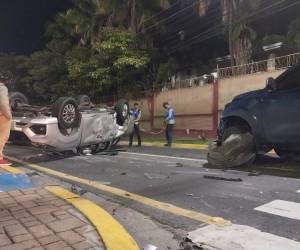 Ambos automotores sufrieron daños considerables en la colisión.