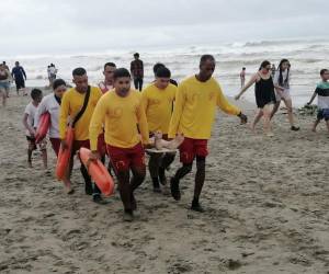 El Cuerpo de Bomberos ha realizado varios rescates de personas en las playas de todo el país.