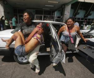 Momento en que la joven Lizzy Marcela Bueso Zelaya era ingresada por su madre a la sala de emergencia del Hospital Escuela.