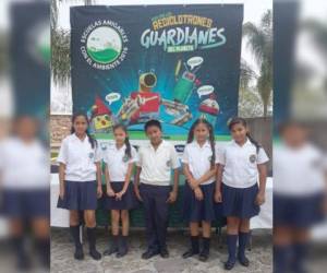 Los niños del Club Ecológico de la Escuela República de Panamá posaron junto a uno de los depósitos donde a partir de ahora colocarán latas, plástico y papel.