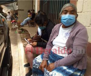 Doña María del Carmen llegó este lunes hasta la morgue capitalina para retirar el cadáver de sus hijas y darles el último adiós. Foto: Alex Pérez / EL HERALDO.