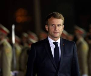 Macron paseó por la iglesia, cuyos muros aún muestran los agujeros de balas, en medio de estrictas medidas de seguridad mientras un sacerdote le hablaba sobre el edificio, construido en el siglo XIX.