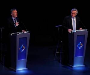 El presidente argentino Mauricio Macri, quien busca la reelección con el partido 'Juntos por el Cambio', a la izquierda, habla durante el segundo y último debate presidencial con su rival, el kirchnerista Alberto Fernández, del 'Frente de Todos', el domingo 20 de octubre de 2019 en Buenos Aires. Los comicios presidenciales se realizarán el domingo 27 de octubre de 2019. Foto: AP / Natacha Pisarenko