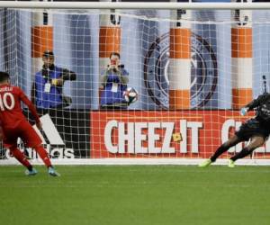 El volante español Alejandro Pozuelo (10) anota de penal frente al arquero Sean Johnson del New York City FC para conseguir la victoria 2-1 en la semifinal de la Conferencia del Este de la MLS, el miércoles 23 de octubre de 2019. (AP Foto/Frank Franklin II)