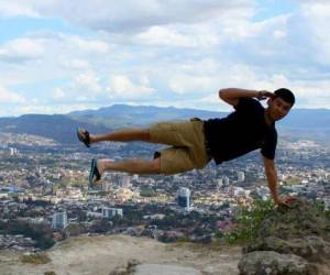 Una curiosa fotografía de Oswin Wang en su visita al cerro El Picacho de Tegucigalpa, foto: Tomada del perfil de Oswin Wang.