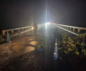 Decenas de puentes están dañados y destruidos a nivel nacional por la tormenta tropical Sara.