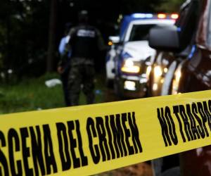 El cuerpo de la víctima quedó a un lado de la cancha de fútbol en donde fue alcanzado por las balas.