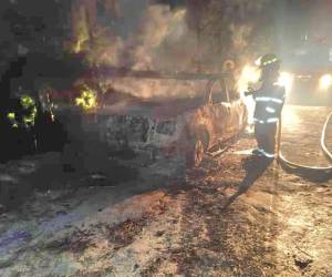 Los bomberos mientras realizaban las labores de enfriamiento.