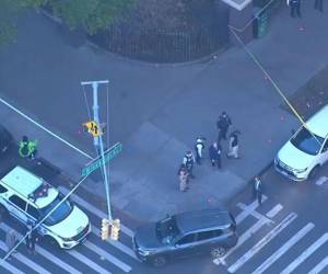 La menor de edad caminaba por la acera con su papá por la acera de una transitada calle en Harlem cuando recibió el impacto de bala.