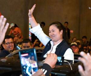 La política peruana Keiko Fujimori saluda a sus partidarios cuando es liberada de la prisión de Lima el 29 de noviembre de 2019. Foto AFP