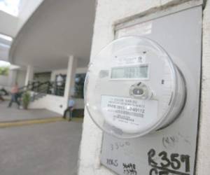 La instalación de medidores es una de las acciones para combatir el hurto de energía en Honduras.