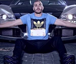 Karim Benzema posa con uno de sus tantos autos.