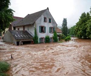 Casas inundadas por un río desbordado en Erdorf, Alemania. Las lluvias constantes inundaron pueblos y sótanos en Renania-Palatinado, en el suroeste de esta nación. FOTO: AP