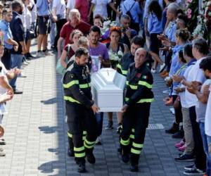 Mientras numerosas personas despedían con lágrimas a Giulia y 34 fallecidos más con un funeral de estado, Giorgia pasaba el sábado su cuarto cumpleaños en un hospital cercano. Foto: AP