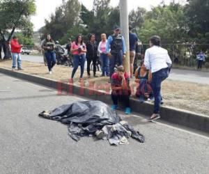 Los familiares de la víctima lloraron amargamente la muerte del agricultor. (Foto: Álex Pérez / EL HERALDO)