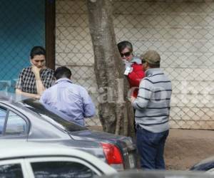 Madre de Levi llora atrás de un árbol a la espera que le entreguen a su hijo. Foto: Estalin Irías/El Heraldo.