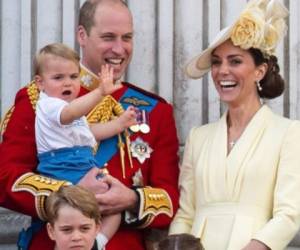 Los duques de Cambridge posaron junto a sus tres hijos en la tarjeta de Navidad. Foto: Instagram