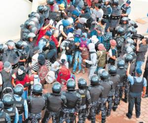 Policías crearon una valla humana para que los jóvenes salieran, afuera los esperaban compañeros y padres.