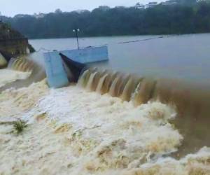 El nivel del agua en la represa Los Laureles ya pasó la cortina inflable, por lo que se espera crecida en el afluente en la parte baja.