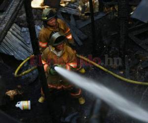 Miembros del Cuerpo de Bomberos de Honduras llegaron a la escena para apagar las llamas. Foto: Emilio Flores/EL HERALDO.