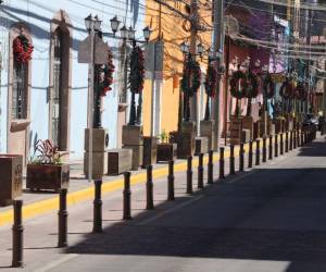 Los trabajos de recuperación en la avenida Cervantes han brindado otro rostro al centro de la capital, ahora tiene decoración navideña.