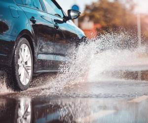 La lluvia es uno de los mayores causantes de daños en la carrocería de nuestros vehículos, ya que provoca pérdida de resistencia en la pintura y en otras superficies.