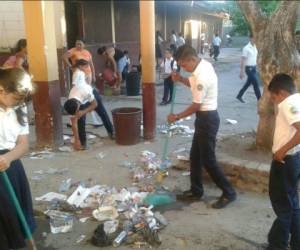 Los alumnos de estas escuelas se dedicaron a asear las aulas de clase en la zona sur de Honduras (Foto: Gisela Rodríguez)