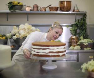 Claire Ptak, propietaria de Violet Bakery, da los toques finales a un nivel del pastel para la boda del príncipe Harry y Meghan Markle en las cocinas del Buckingham Palace de Londres.