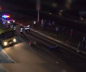 Los cuerpos de la madre y su bebé quedaron tendidos debajo del puente peatonal que se ubica en esa zona.