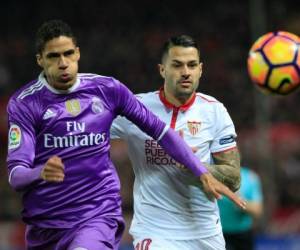 Varane y Vitolo en acción en el juego entre Real Madrid y Sevilla.