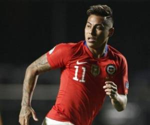 Eduardo Vargas se suma al lesionado arquero y capitán Claudio Bravo. Foto: AFP