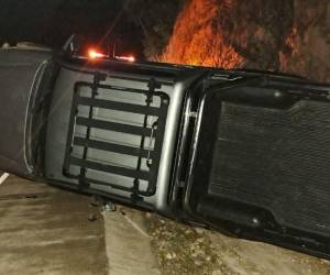 Así quedó el automotor luego de impactar contra el obstáculo en la carretera.